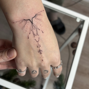 Weiblich Schwarz Linework tattoo auf Handgelenk #91687 | Tattoo Artist Elvira Volodarskaya