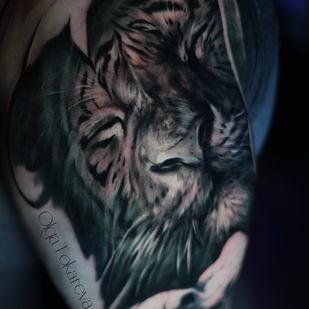 Weiblich Schwarz und Grau Realismus tattoo auf Schulter #101930 | Tattoo Artist Olga Tokareva