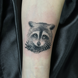 Weiblich Schwarz Mikrorealismus tattoo auf Unterarm #92869 | Tattoo Artist Alisa Lisova