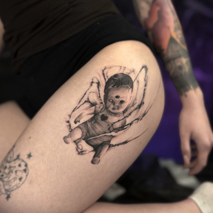 Weiblich Schwarz und Grau Autorenstil tattoo auf Oberschenkel #93145 | Tattoo Artist Evgeniy Taskaev