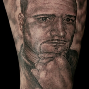Männlich Schwarz und Grau Porträt tattoo auf Unterarm #94404 | Tattoo Artist Ses Con