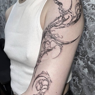 Weiblich Schwarz Autorenstil tattoo auf Schulter #94427 | Tattoo Artist nunichego shtyrikova