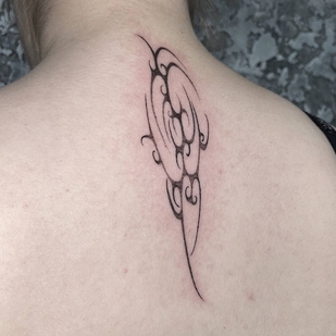 Weiblich Schwarz Autorenstil tattoo auf Rücken #94428 | Tattoo Artist nunichego shtyrikova