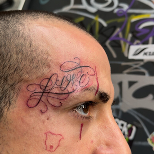 Männlich Schwarz Lettering tattoo auf Gesicht #95486 | Tattoo Artist Rot_Priest