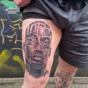 Männlich Schwarz und Grau Porträt tattoo auf Bein #95503 | Tattoo Artist Rot_Priest