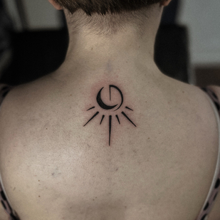 Weiblich Schwarz Grafik tattoo auf Rücken #97448 | Tattoo Artist Daria Duck