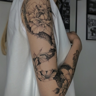 Weiblich Schwarz und Grau Grafik tattoo auf Ärmel #96152 | Tattoo Artist Smishko Leonid