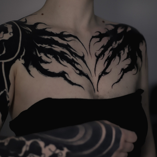 Weiblich Schwarz Blackwork tattoo auf Brust #97424 | Tattoo Artist Valentin Markgraf