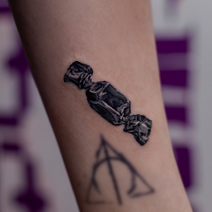 Weiblich Schwarz und Grau Realismus tattoo auf Bein #97728 | Tattoo Artist Alena