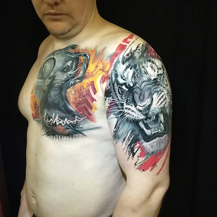 Männlich Farbe Trash Polka tattoo auf Schulter #97748 | Tattoo Artist Roman Krylov