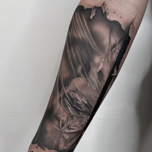 Weiblich Schwarz und Grau Realismus tattoo auf Unterarm #99570 | Tattoo Artist Aleksandr Kuchin