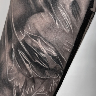 Weiblich Schwarz und Grau Realismus tattoo auf Unterarm #99569 | Tattoo Artist Aleksandr Kuchin