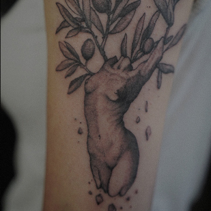 Weiblich Schwarz und Grau Mikrorealismus tattoo auf Schulter #100209 | Tattoo Artist Arturs Garoza