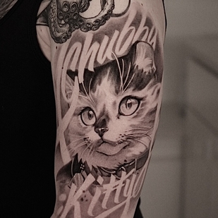 Weiblich Schwarz und Grau Porträt tattoo auf Schulter #101130 | Tattoo Artist Mariya Rodchin