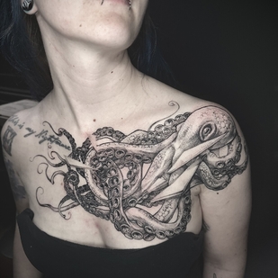 Weiblich Schwarz und Grau Surrealismus tattoo auf Brust #101132 | Tattoo Artist Mariya Rodchin