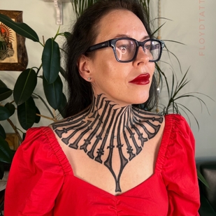 Weiblich Schwarz Lettering tattoo auf Hals #101249 | Tattoo Artist Sergey Floid