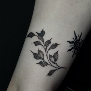 Weiblich Schwarz und Grau Mikrorealismus tattoo auf Schulter #104783 | Tattoo Artist Ekaterina Sysoeva