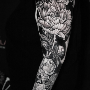 Weiblich Schwarz und Grau  tattoo auf Ärmel #102649 | Tattoo Artist Anastasia Kiseleva