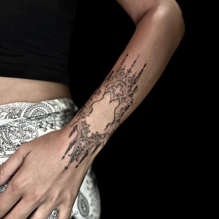 Weiblich Schwarz und Grau Fineline tattoo auf Unterarm #103434 | Tattoo Artist Valeriia Radchenko