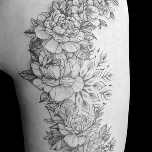 Weiblich Schwarz und Grau  tattoo auf Oberschenkel #103437 | Tattoo Artist Valeriia Radchenko