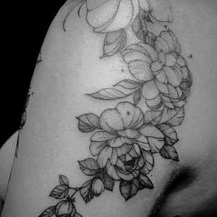 Weiblich Schwarz und Grau  tattoo auf Schulter #103440 | Tattoo Artist Valeriia Radchenko