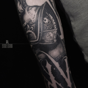 Männlich Schwarz und Grau Grafik tattoo auf Unterarm #94096 | Tattoo Artist ROMAN MIGURA