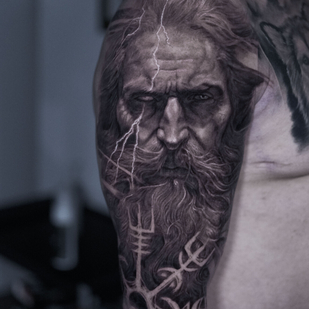 Männlich Schwarz und Grau Porträt tattoo auf Schulter #94178 | Tattoo Artist Kirill Antique