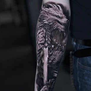 Schwarz und Grau Realismus tattoo auf Unterarm #94409 | Tattoo Artist Kirill Antique