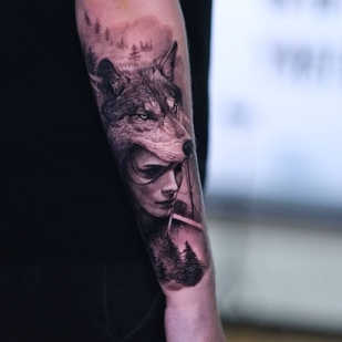 Männlich Schwarz und Grau Realismus tattoo auf Unterarm #94421 | Tattoo Artist Kirill Antique