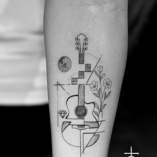 Schwarz und Grau Fineline tattoo #96165 | Tattoo Artist Claudia Fedorovici