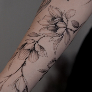 Weiblich Schwarz Grafik tattoo auf Unterarm #94019 | Tattoo Artist Juliaavoo