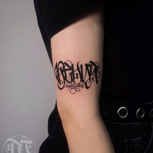 Weiblich Schwarz Kalligrafie tattoo auf Schulter #93443 | Tattoo Artist Sasha Mezo