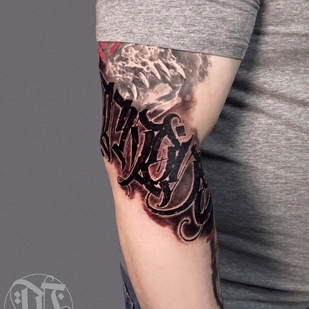 Männlich Schwarz Lettering tattoo auf Schulter #93459 | Tattoo Artist Sasha Mezo