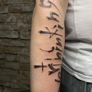Männlich Schwarz und Grau Lettering tattoo auf Unterarm #99371 | Tattoo Artist Mary Nepostaeva