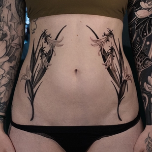 Weiblich Schwarz Grafik tattoo auf Bauch #104430 | Tattoo Artist Nik Friday