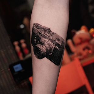 Männlich Schwarz Realismus tattoo auf Unterarm #104431 | Tattoo Artist Nik Friday