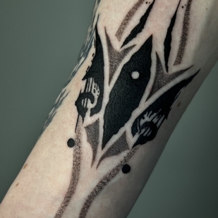 Männlich Schwarz und Grau Ornamental tattoo auf Unterarm #94464 | Tattoo Artist VIkykomori