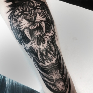 Männlich Schwarz Grafik tattoo auf Unterarm #101603 | Tattoo Artist Kseniya Pizhevskaya