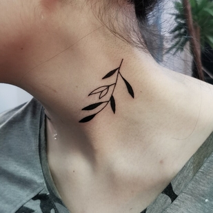Weiblich Schwarz Freehand tattoo auf Hals #101613 | Tattoo Artist Kseniya Pizhevskaya