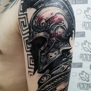 Männlich Schwarz Realismus tattoo auf Schulter #101623 | Tattoo Artist Kseniya Pizhevskaya