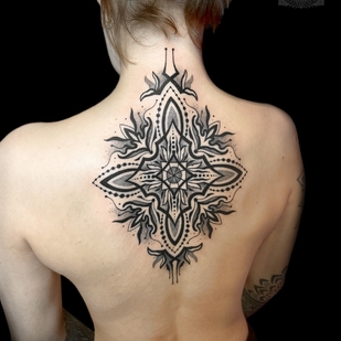 Weiblich Schwarz und Grau Schmuck tattoo auf Rücken #95606 | Tattoo Artist Ioann Leo ( LEO-VAN )