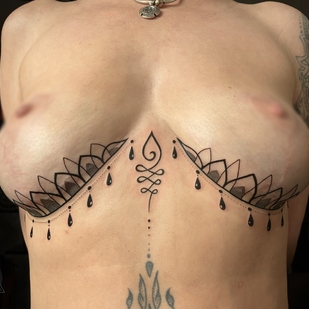 Weiblich Schwarz Ornamental tattoo auf Brust #101361 | Tattoo Artist Ioann Leo ( LEO-VAN )