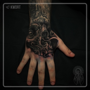 Männlich Schwarz und Grau Realismus tattoo auf Handfläche #95756 | Tattoo Artist Konstantin Kvadrat