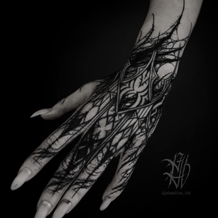 Weiblich Schwarz Autorenstil tattoo auf Handgelenk #94851 | Tattoo Artist Ellina Plat