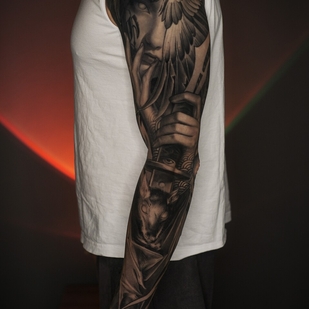 Männlich Schwarz und Grau Realismus tattoo auf Ärmel #99507 | Tattoo Artist Aleksey Titov