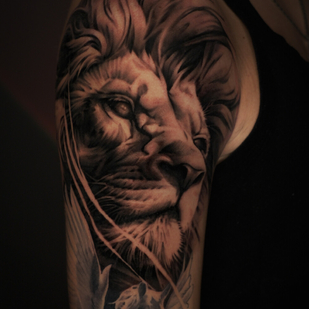 Männlich Schwarz und Grau Realismus tattoo auf Schulter #100712 | Tattoo Artist Aleksey Titov