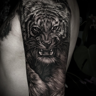 Schwarz und Grau Realismus tattoo auf Unterarm #94963 | Tattoo Artist Anna Karenina