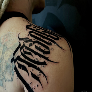 Weiblich Schwarz Kalligrafie tattoo auf Schulter #95704 | Tattoo Artist Tigran | Re1st.Ink