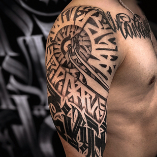 Männlich Schwarz Lettering tattoo auf Ärmel #96693 | Tattoo Artist Anton Lebedev