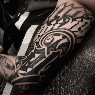 Männlich Schwarz Lettering tattoo auf Ärmel #102870 | Tattoo Artist Anton Lebedev